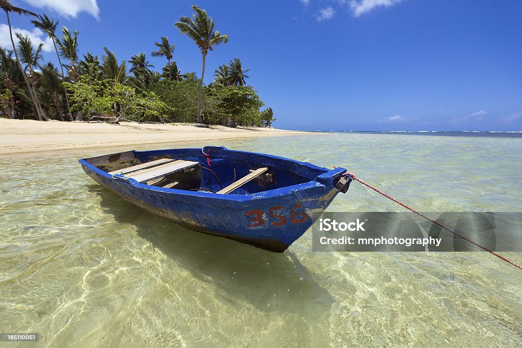 "A close up, wide angle photo of a fiberglass fishing boat in the sparkling waters of the Carribbean Sea.  Photo taken in the Dominican Republic." - Foto de stock de Veículo Aquático royalty-free