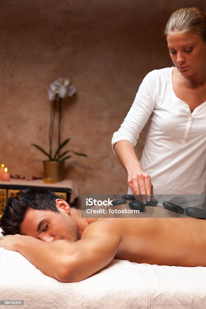 Therapeuten eine lastone-massage für Männer - Lizenzfrei Alternative Behandlungsmethode Stock-Foto