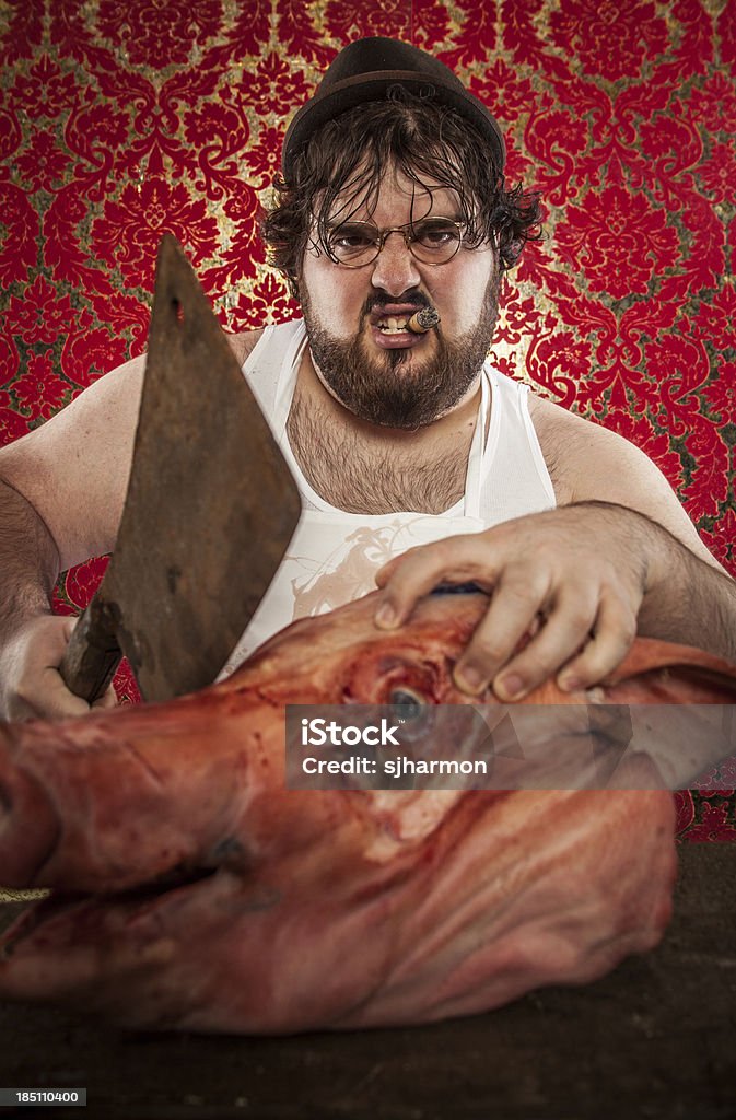 Metzger Schneiden Schwein's Head mit rostfarbenem Cleaver, Verächtlich - Lizenzfrei Fleischer Stock-Foto