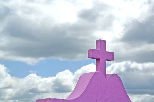 rosa cross su gravestone in solola, guatemala - burielplace foto e immagini stock