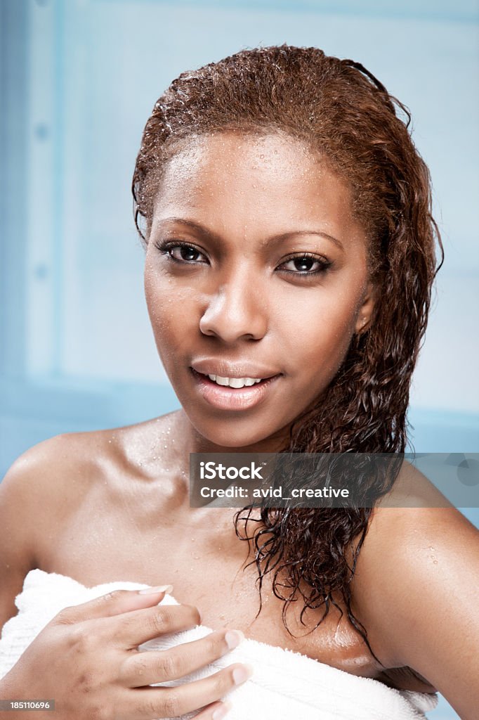 Afrikanische amerikanische Frau in Dusche - Lizenzfrei Eine Frau allein Stock-Foto