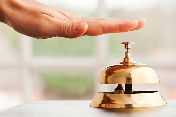 рука звонить звонок портье на стол у окна - hotel concierge service service bell стоковые фото и изображения