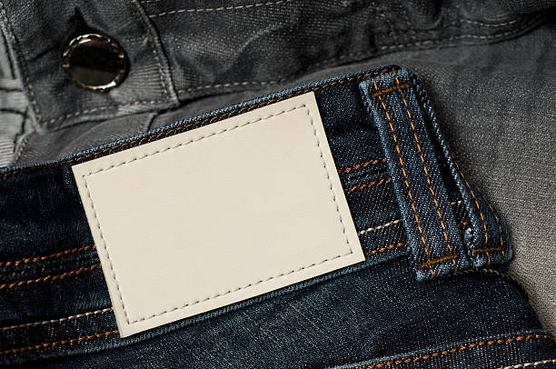 jean avec une patte blanc - patch textile stack heap photos et images de collection