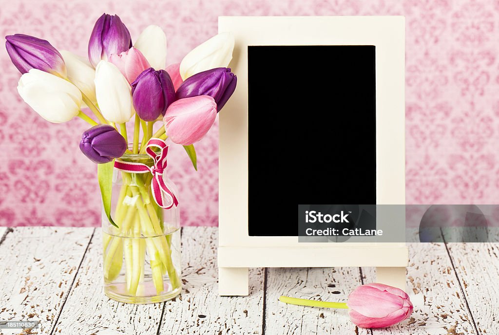 Tulipany i, która wygląda jak narysowana kredą na wiosnę wiadomość - Zbiór zdjęć royalty-free (Aranżacja)