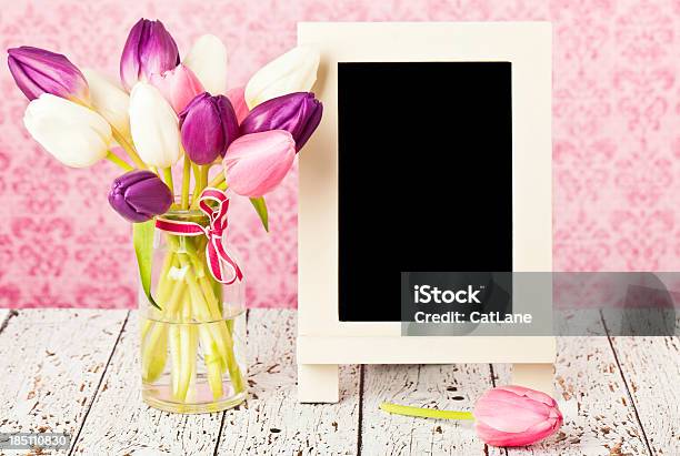 Tulipany I Która Wygląda Jak Narysowana Kredą Na Wiosnę Wiadomość - zdjęcia stockowe i więcej obrazów Aranżacja