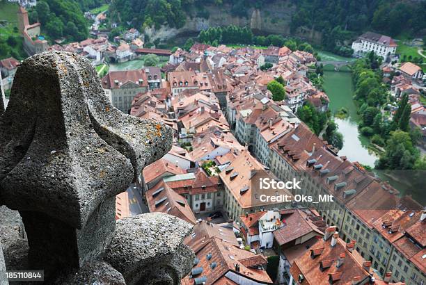 Вид Fribourg С Молдинг На Переднем Плане Макетом Высотного Здания — стоковые фотографии и другие картинки Архитектура