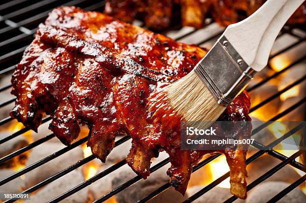 Asar Costillas De Foto de stock y más banco de imágenes de Parrillera - Parrillera, Barbacoa - Comida, Costilla - Alimento