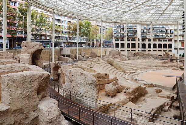 Beeindruckenden Ruinen des römischen Amphitheaters in Saragossa. – Foto