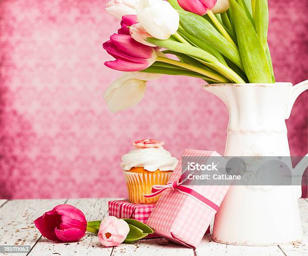 Presentes Para O Dia Da Mãe Ou Aniversário - Fotografias de stock e mais imagens de Bolo de Aniversário - Bolo de Aniversário, Arranjo de flores, Bouquet