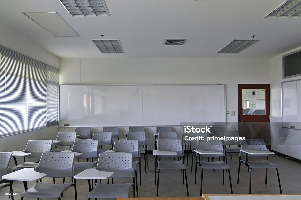 Vide salle de classe avec une chaise et une planche à repasser - Photo de Salle de classe libre de droits