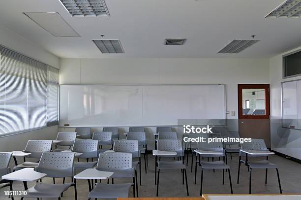 Photo libre de droit de Vide Salle De Classe Avec Une Chaise Et Une Planche À Repasser banque d'images et plus d'images libres de droit de Salle de classe