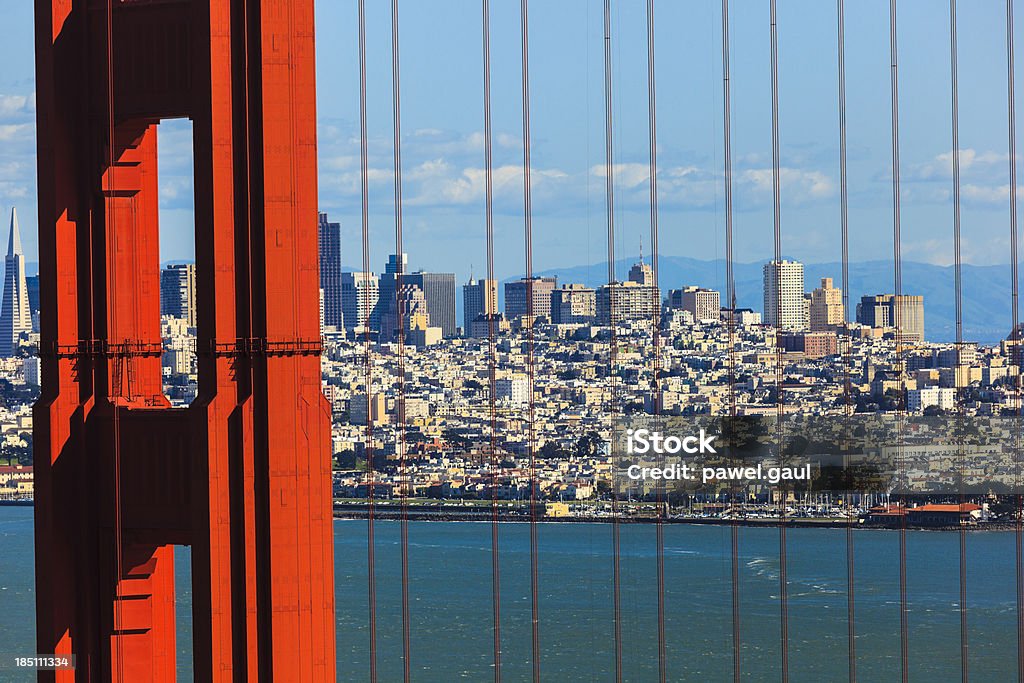 Puente Golden Gate de San Francisco en el fondo de la ciudad - Foto de stock de Agua libre de derechos