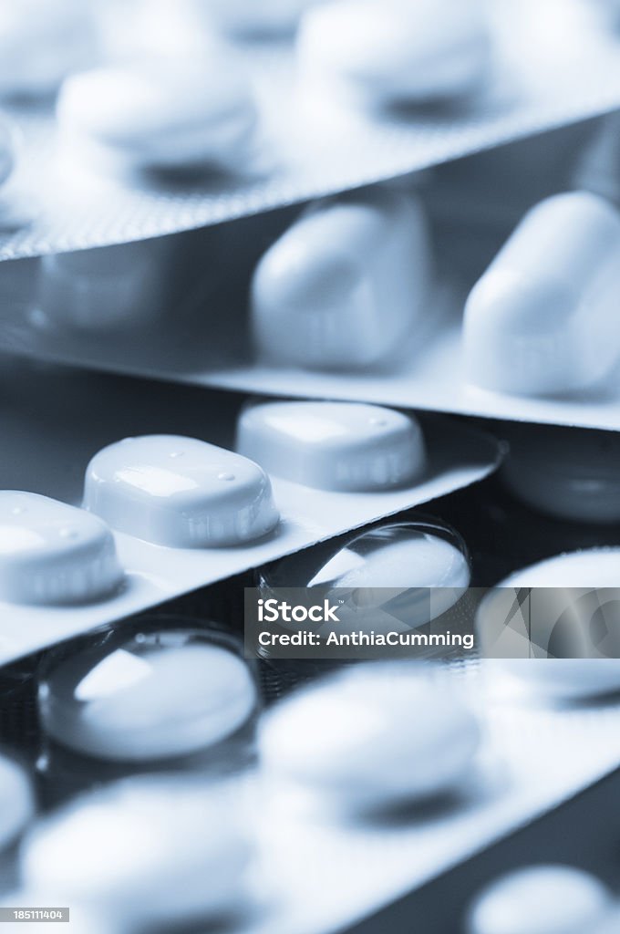 Pillole e compresse nel blister in plastica protettiva - Foto stock royalty-free di Composizione verticale