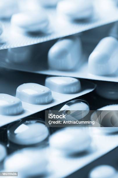 Pillole E Compresse Nel Blister In Plastica Protettiva - Fotografie stock e altre immagini di Composizione verticale