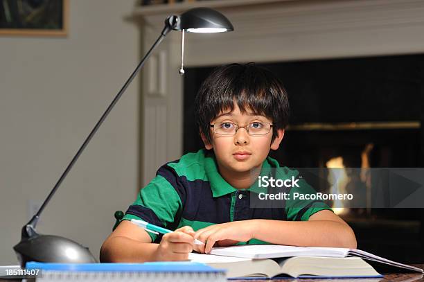 Rapaz Um Pouco Triste A Fazer O Seu Trabalho De Casa Em Casa - Fotografias de stock e mais imagens de 10-11 Anos