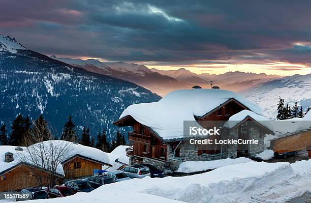 Foto de Chalet e mais fotos de stock de Alpes europeus - Alpes europeus, Cabana de Madeira, Casa