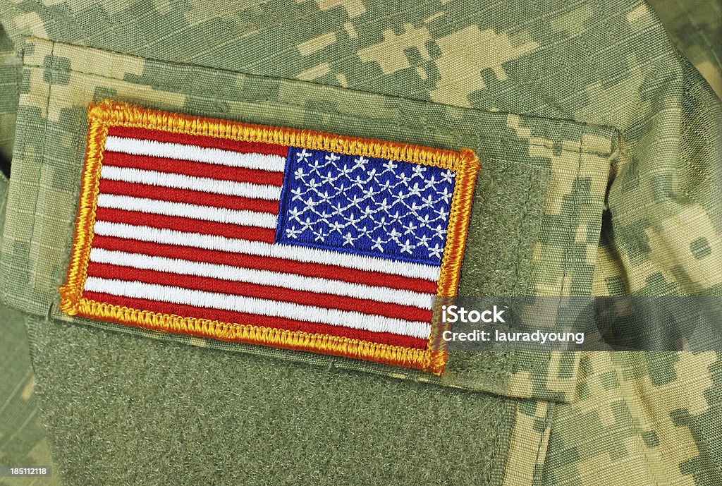 Uniforme do exército com bandeira americana contra o sistema transdérmico - Royalty-free Bandeira dos Estados Unidos da América Foto de stock