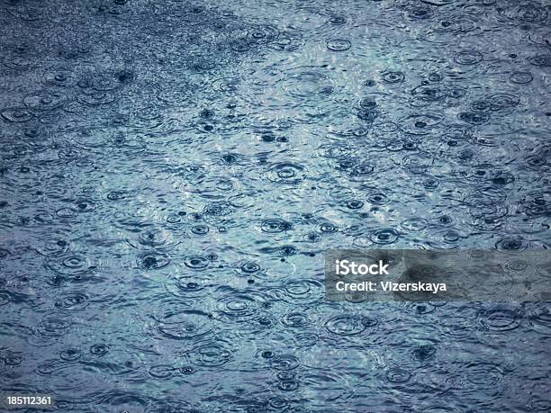 Goccia Di Pioggia Le Rientranze Su Acqua - Fotografie stock e altre immagini di Acqua - Acqua, Astratto, Blu