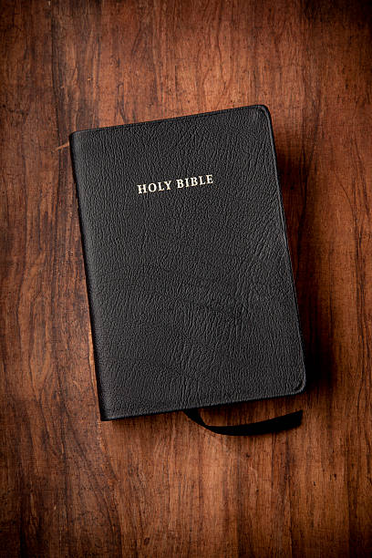 sainte bible en cuir noir sur fond en bois - whole directly above close up studio shot photos et images de collection