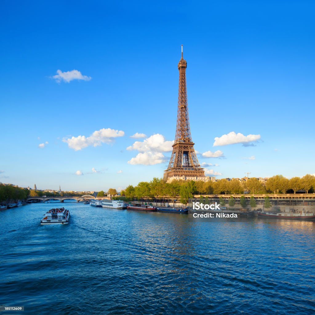 Wieża Eiffla i brzegu Sekwany - Zbiór zdjęć royalty-free (Paryż)