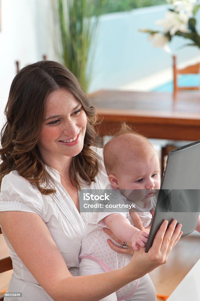 Madre con bebé usando tableta digital - Foto de stock de 20-24 años libre de derechos