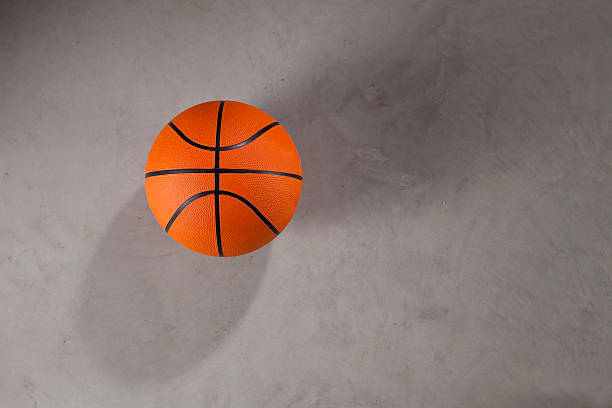 Bola de Basquete no Chão - fotografia de stock