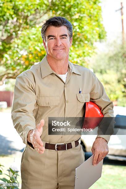 Handwerker In Uniform Schutzhelm Stockfoto und mehr Bilder von Arbeiter - Arbeiter, Bauarbeiter, Bauarbeiterhelm