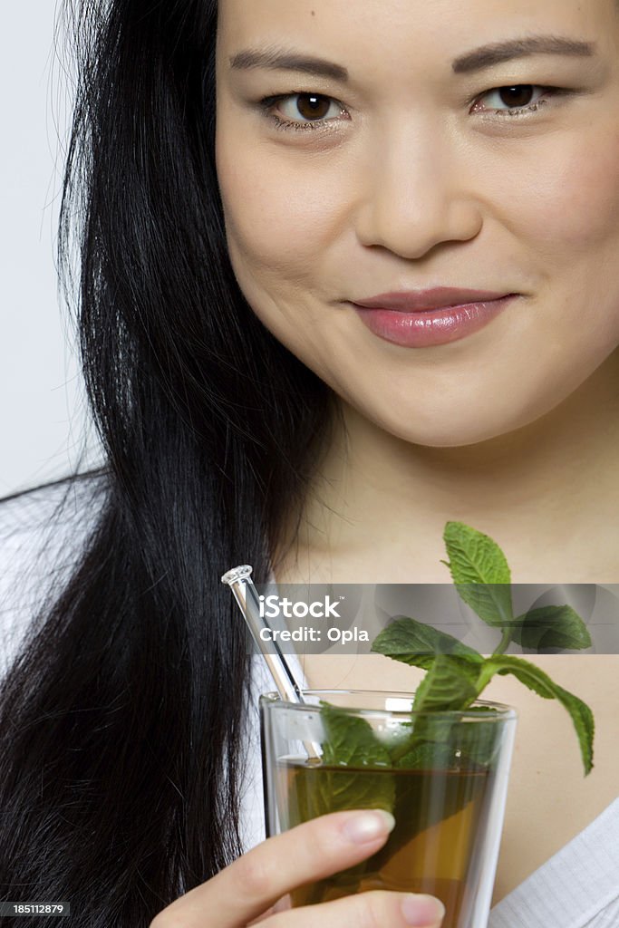 Una mujer bebiendo té - Foto de stock de Etnias asiáticas e indias libre de derechos