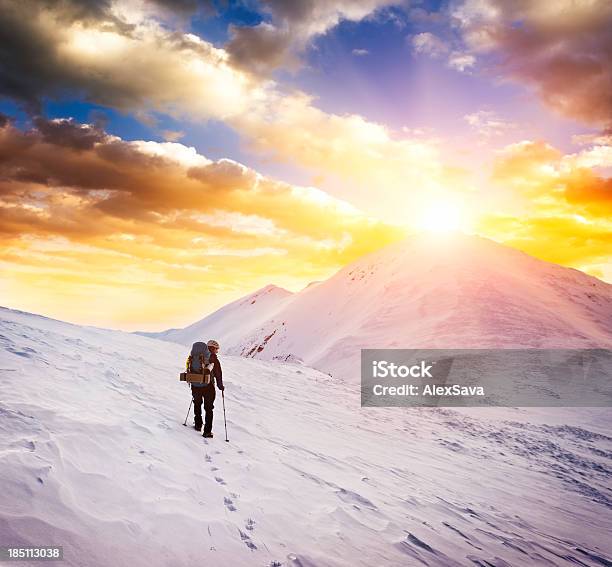 Amanecer En Las Montañas Foto de stock y más banco de imágenes de Montañismo - Montañismo, Nieve, 20 a 29 años