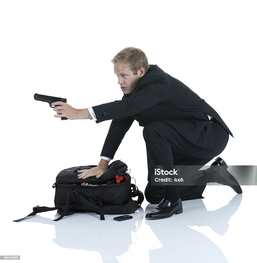 Geheimen Agenten nahe Tüte Sprengstoff und Ziel mit Pistole - Lizenzfrei Ganzkörperansicht Stock-Foto
