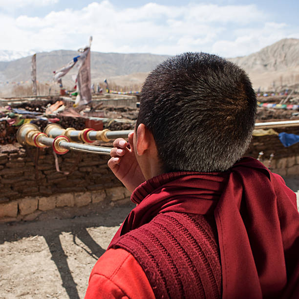 チベットの仏教僧が角 - tibet monk buddhism tibetan culture ストックフォトと画像