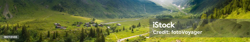 Idílico Valle del pueblo alpino del verano, praderas alpinas vista panorámica de las montañas - Foto de stock de Camino libre de derechos