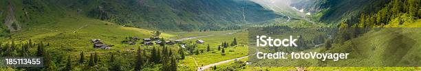 Idillio Villaggio Alpino Valley Panorama Estivo Alpi Monutain Meadows - Fotografie stock e altre immagini di Estate