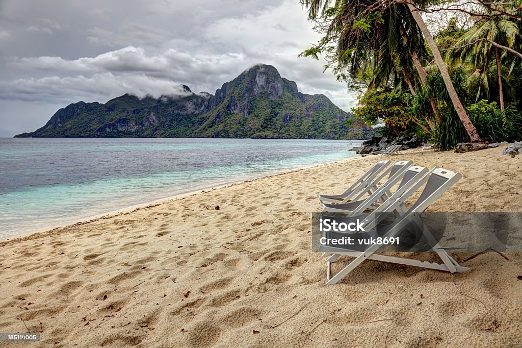 Espreguiçadeiras na praia - Foto de stock de Filipinas royalty-free