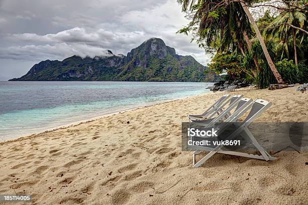 Foto de Espreguiçadeiras Na Praia e mais fotos de stock de Filipinas - Filipinas, Paisagem - Cena Não-urbana, Ajardinado