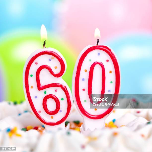 Torta Di Compleanno - Fotografie stock e altre immagini di 55-59 anni - 55-59 anni, Anniversario, Candela - Attrezzatura per illuminazione