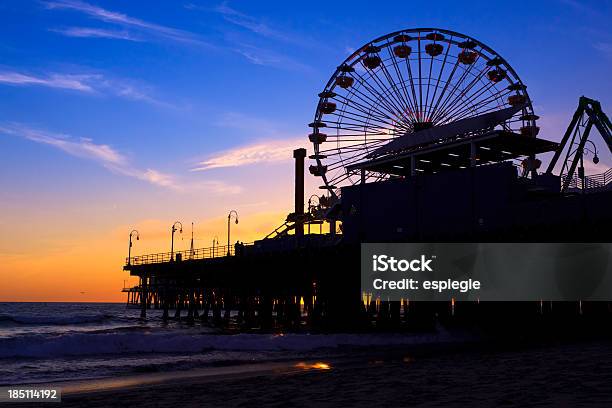 Photo libre de droit de Santa Monica Pier Avec Grande Roue En Californie banque d'images et plus d'images libres de droit de Californie - Californie, Coucher de soleil, Destination de voyage