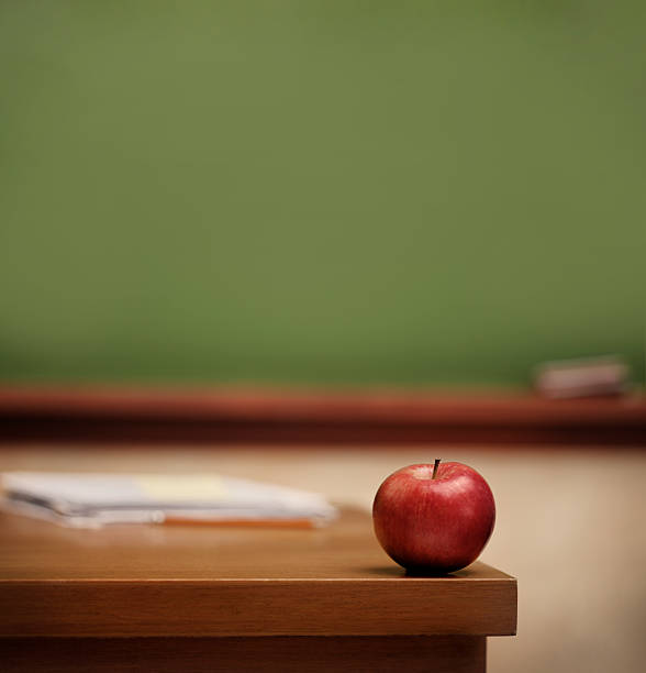 Red apple el libro del escritorio. - foto de stock