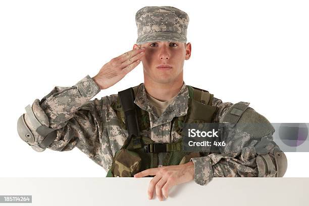 Żołnierz Salutować - zdjęcia stockowe i więcej obrazów Armia - Armia, Neutralne tło, Siły zbrojne