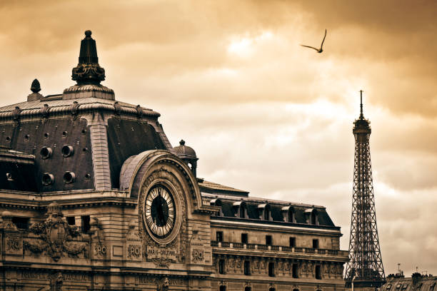 Mus&#233;e d'Orsay and Tour Eiffel in Paris at Sunset, France Mus musee dorsay stock pictures, royalty-free photos & images