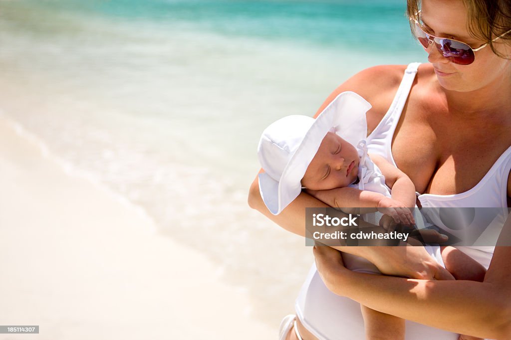 Madre e neonato in una spiaggia dei Caraibi - Foto stock royalty-free di Bambino appena nato