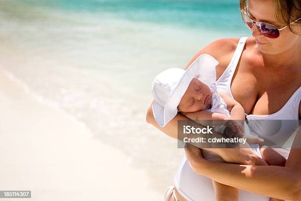 Madre E Neonato In Una Spiaggia Dei Caraibi - Fotografie stock e altre immagini di Bambino appena nato - Bambino appena nato, Spiaggia, Abbracciare una persona