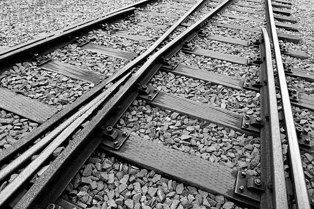 ferrovia de corrida - railroad track uncertainty freight transportation choice - fotografias e filmes do acervo