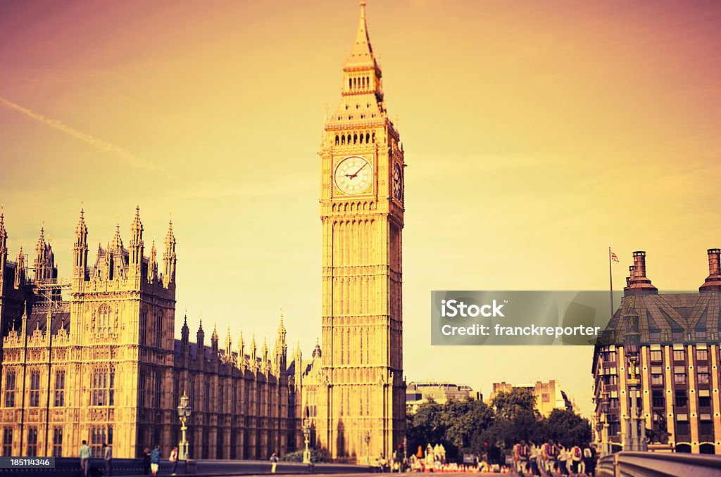 Big Ben de Londres y el Pleno del Parlamento. - Foto de stock de Anochecer libre de derechos