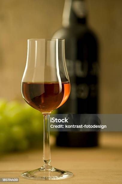 Bicchiere Di Vino O Sherry Madeira - Fotografie stock e altre immagini di Sherry - Sherry, Porto - Vino, Bottiglia