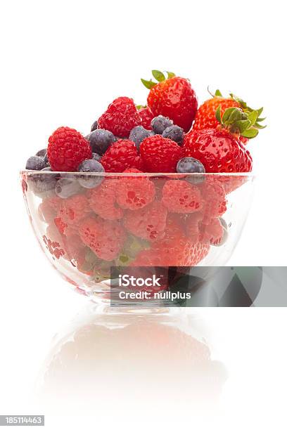 Tazón Con Rapsberries Fresas Y Arándanos Foto de stock y más banco de imágenes de Arándano - Arándano, Cuenco, Fresa