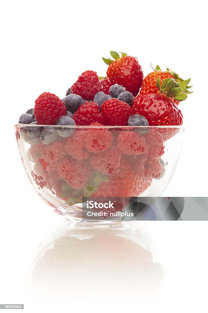 Tigela com rapsberries, Morangos e mirtilos - Foto de stock de Morango royalty-free