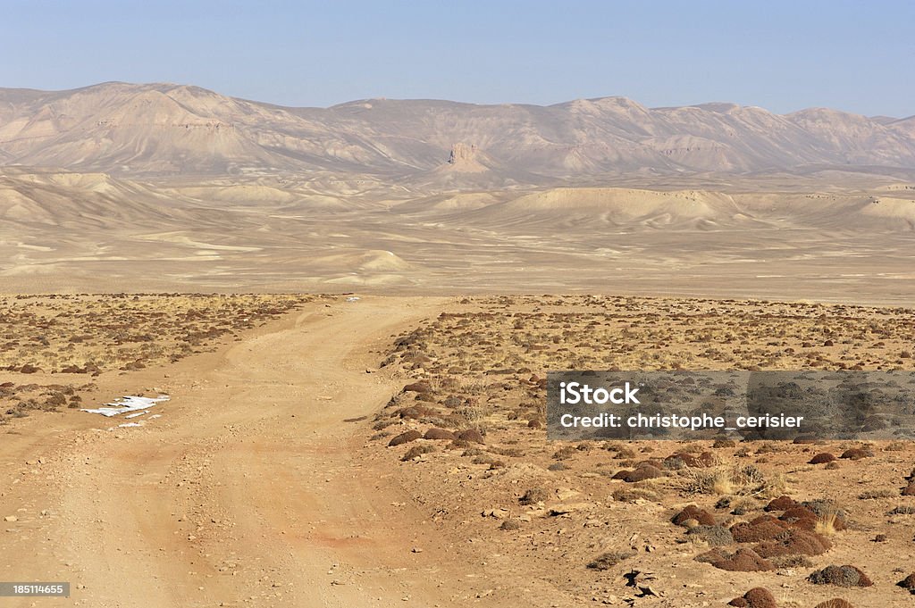 Dirt road nel deserto, Afghanistan - Foto stock royalty-free di Afghanistan