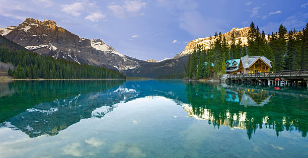 montanhas rochosas canadianas, canadá - british columbia canada lake emerald lake imagens e fotografias de stock