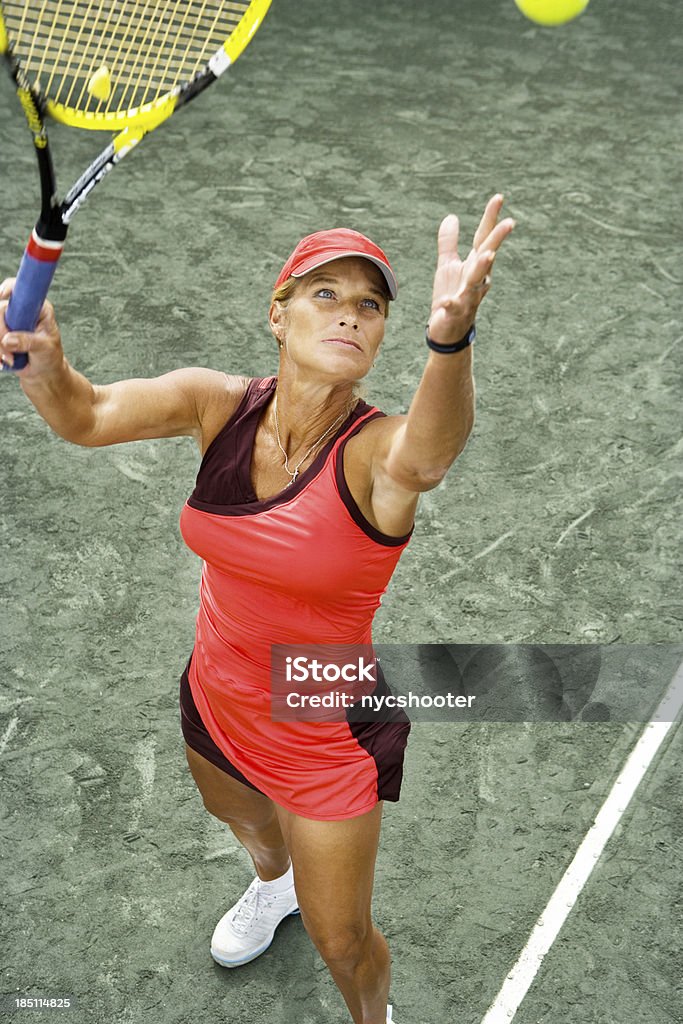 senior Femme jouant au tennis - Photo de Tennis libre de droits